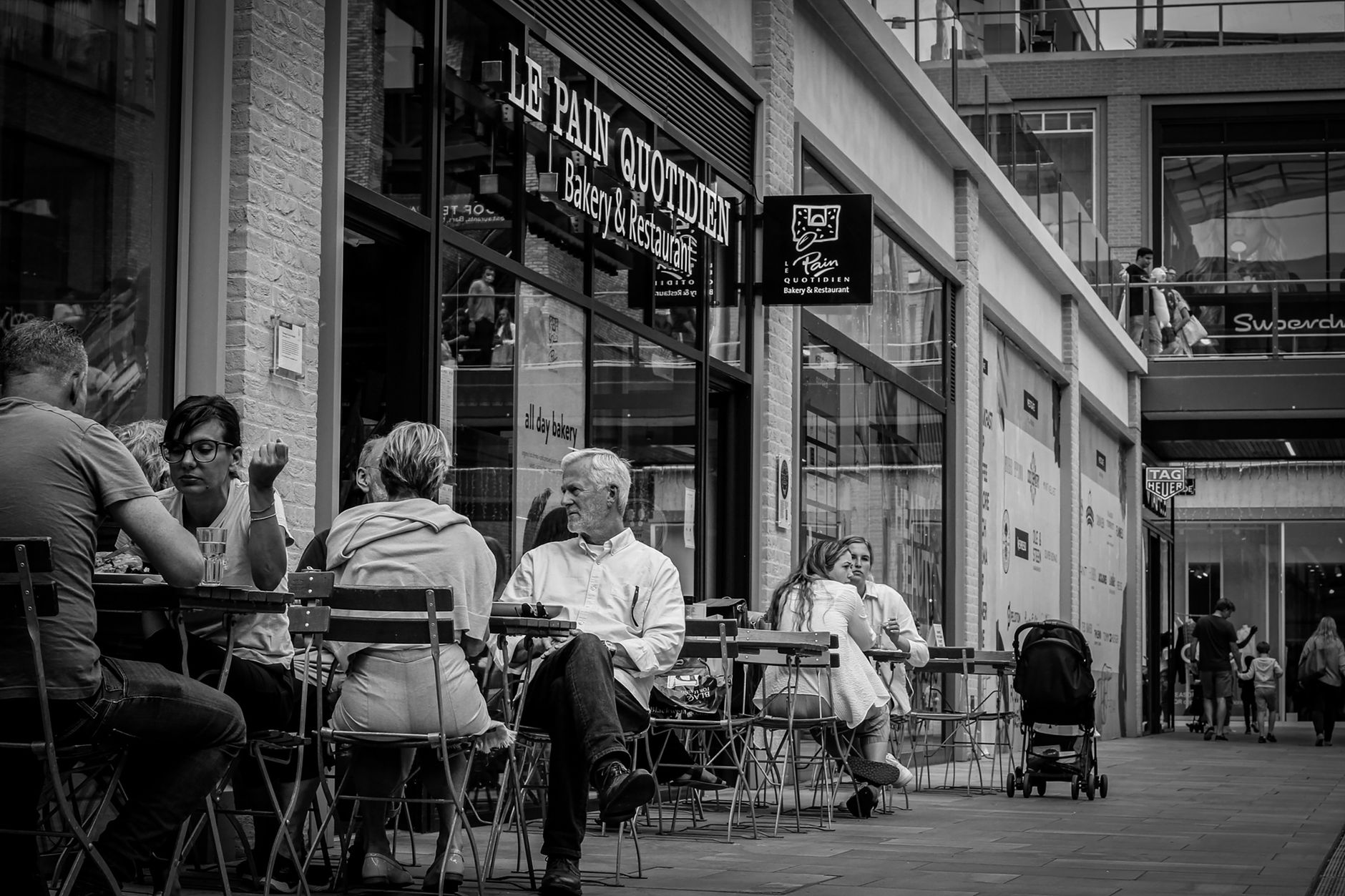Révolutionnez votre cuisine : la table intégrée va remplacer l’îlot central en 2026 !