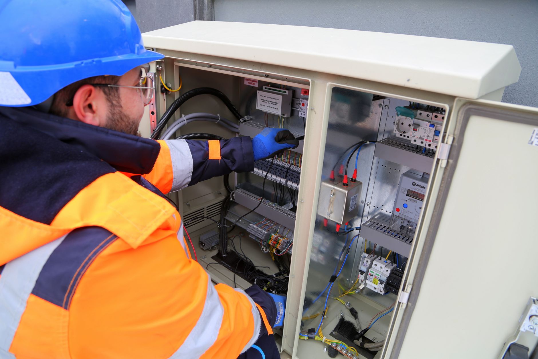 Comment trouver un électricien de confiance : Guide pratique
