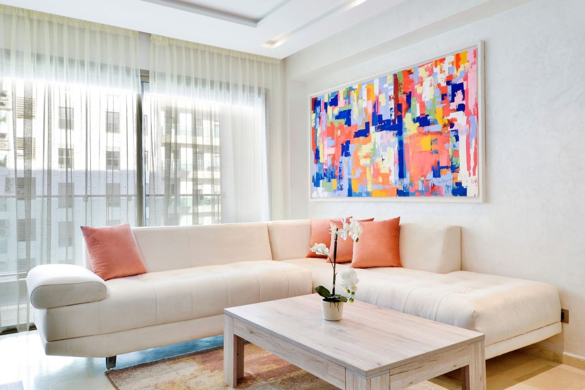 Grand tableau abstrait au salon : format, couleurs et hauteur