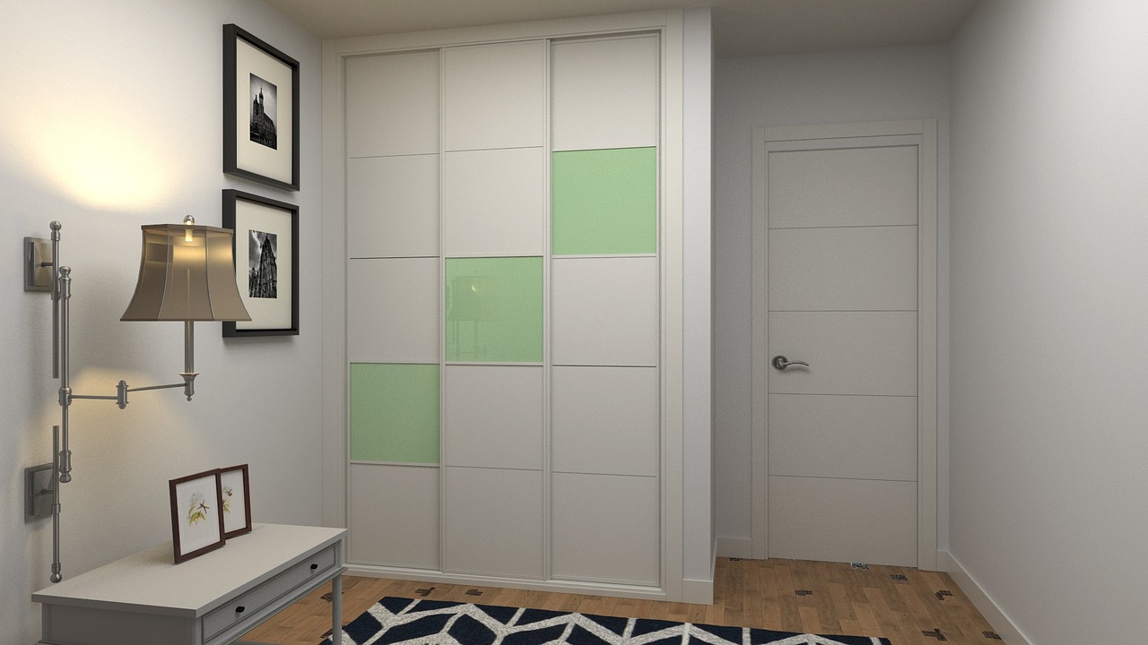 porte coulissante à trois vantaux sur un dressing, dans un intérieur moderne