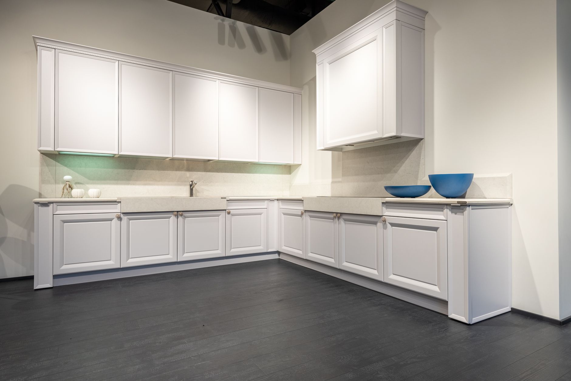 cuisine blanche moderne et lumineuse, plans de travail dégagés et rangements fermés